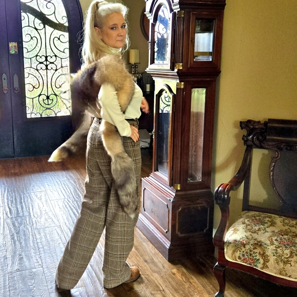 Crystal Fox Fur Boa Wrap in Original Box - Picture 13 of 17